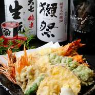 特大の海老と旬の野菜の天ぷら盛り合せ。熱々サクサクを召し上がっていただけます。