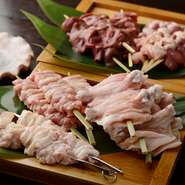 冬場は期間限定で、ジビエを扱っています。鴨やシギ、山鳩などを使った料理です。山鶉（うずら）のしんじょうを、お吸い物に使ったりもします。野生の鳥なので、お酒も、熟成させた古酒が合います。