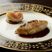 大正ロマンを思わせるアール・デコ調の落ち着いた空間で、和の焼き鳥を西洋のアンティークや作家物の器達と共にお楽しみいただけます。こだわった器に盛られた料理は見た目も美しく、心を豊かにしてくれます。