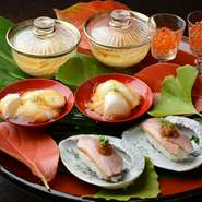 焼き鳥も日本料理の文化のひとつとして捉え、料亭出身の特性を生かし季節の料理を組み込むことによって焼き鳥の世界観の幅を広げています。