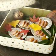 食材にも、調理法にも納得してもらえるよう、下ごしらえにこだわっています。落ち着いた内装は一人でもお料理と雰囲気を楽しめます。