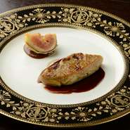 西洋食材のフォアグラを日本料理の技術で西京漬けにして炭火で焼き上げました。炭火で炙られた西京焼きの香ばしい香りがフォアグラの旨みを引き立てます。ほんのりと甘い貴醸酒とのマリアージュが楽しめます。