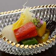 毎日市場で目利きして仕入れた新鮮な野菜を、別々に炊き合わせして、オリーブオイルで仕上げています。