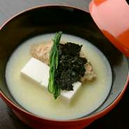 揚げた銀杏を裏ごしし、だしでのばした吸い物。山鶉（うずら）のしんじょうが入っています。