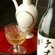 醸造アルコールや添加物等を一切使わずに醸された純米酒を数10年以上管理して寝かせた日本酒の古酒です。ふくよかな香りと高貴な味わいが鶏のタレ焼きや冬場寝かせたジビエ等と相性がよく、料理の幅を広げてくれます