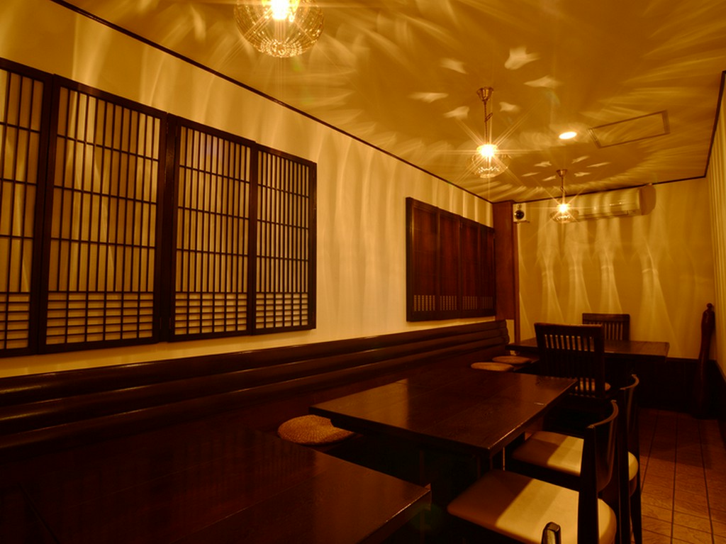 オシャレなテーブル席でいただく、贅沢な大人の焼き鳥、和食