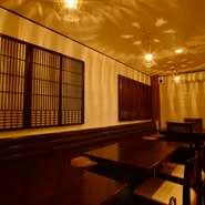 作家物の器に盛りつけられた和食を、テーブル席で。少し贅沢な大人の焼き鳥がお洒落な雰囲気で楽しめます。