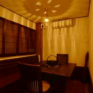 おいしい料理とお酒を囲みながら、仲間同士や家族、カップルで落ち着いた時間が過ごせるお店です。