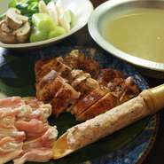 当店ではお昼のランチに焼き鳥のコースや名物の鳥鍋水炊き、焼き鳥屋ならではの部位別の鳥すき焼きがお昼からお楽しみ頂く事が出来ます。
富岡八幡宮のお宮参り後のお食事や昼のランチ接待等のビジネス使いから慶次、法事後の会食にも幅広くご利用頂けます。
休日のお昼に門前仲町は深川の下町で鶏をアテに昼飲み等、趣のある店内で是非楽しんで頂ければ幸いです。詳しくお店までお問い合わせ下さいませ。