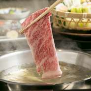 とろける脂肪分と、きめ細かく上品な甘さの繊維質からなる香り高い神戸牛。その中でも厳選した上質のお肉を、しゃぶしゃぶ、すき焼きでたっぷりと、独立した個室で静かに、ゆっくりと味わえます。

