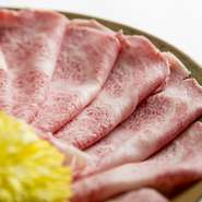 日本一厳しいと言われている定義を守った兵庫県産但馬牛だけが名乗れる神戸牛。神戸肉流通推進協議会指定店だけが扱える、その神戸牛の人肌で溶けるほど融点の低い、サシが細かく入った霜降りは絶品です。