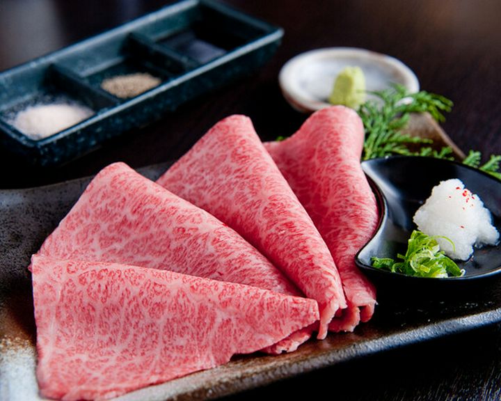 人気ナンバーワンメニュー。とろけるような肉の柔らかさにビックリ!『特選 焼しゃぶ』