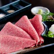 牛の肩に位置するロース（クラ下）の中でも最もおいしい部分を使用。とろけるような肉の柔らかさにビックリ！口の中に広がる肉のおいしさを体感できる人気ナンバーワンメニューです。