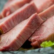 根元の味の濃い部分を使用し、厚切りにした贅沢な一品。口に入れた瞬間に広がる肉の旨み、噛めば噛むほどそのおいしさが深まります。分厚くて、食べ応え抜群の人気メニューです。