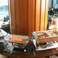 落ちつける雰囲気の店内は、ビュッフェ形式で好きな物をとって食べるので、ゆったりとした動きやすいつくりです。大きな柱を囲むようにしつらえた料理台も、料理が見やすく取りやすいと好評。