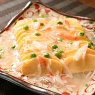 ビュッフェは飲み放題を付ける事もできます。ベーシックビュッフェに飲み放題がついて3000円～。プラス、オーダー3～4品できるオーダービュッフェ＆飲み放題は5000円～。（写真は食べやすくした『カニ玉』）