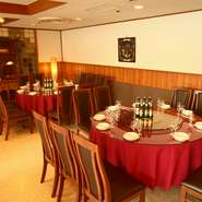 ガラスの円卓テーブルが素敵な、落ちつける雰囲気の店内。大切な接待や、家族でのお食事会などにもおすすめ。140名までの立食パーティも可能なので、まずは何でもご相談を。