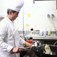 某有名店の総料理長も経験した、この道35年のシェフ。広東料理、四川料理などとくくることなく、なんでもつくれます。なじみ深い物から斬新な味わいまで、日本人の口に合う、美味しい中華を堪能できます。　　