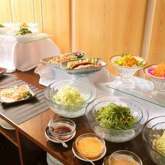 野菜なども豊富に揃ったビュッフェなので、女性に大人気！