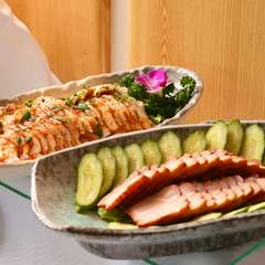 子供も食べやすい甘ダレの『蒸し鶏の甘だれ』と『自家製叉焼』