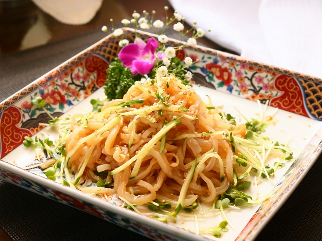 器も料理に合わせた素敵なものを使用『くらげの冷菜』