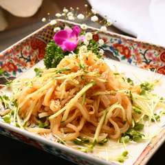 器も料理に合わせた素敵なものを使用『くらげの冷菜』