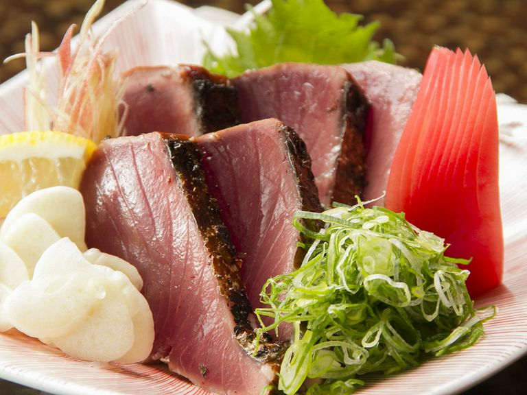 お一人さまからでも注文をうけてから藁で炙る香ばしい鰹のたたき