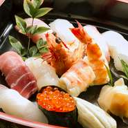 その日のおすすめの新鮮なネタを、お腹のすき具合や、好みに応じてにぎってもらう『おまかせにぎり』。