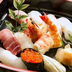 小さめのシャリとネタとのバランスが良い『おまかせにぎり』