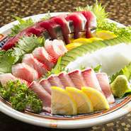 その日おすすめの鮮魚を、好みに合わせて相談しながら、１人前から『刺身盛り合せ』にしてもらえます。