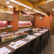 カウンターはゆったり吸われる10席。大将と会話を楽しみながら、心のこもった料理を楽しめます。