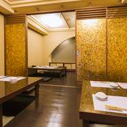 掘りごたつの座敷は、大切な方とのお食事や接待など、用途に応じて利用できる、落ち着ける大人の空間です。