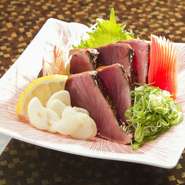 土佐には美味しい食材がそろっていますが、やはり鰹は食べていただきたいです。お一人さまからでも注文をいただいてから藁で炙り、お出しします。『塩たたき』か『ポン酢たたき』を選んでいただく、自慢の一品です。