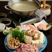 徳島では珍しい、鶏肉を使った水炊きを味わえます。地元の自然が育んだ「神山鶏」はジューシー感と適度な歯ごたえがあり、旨みが染み出したスープは雑炊やうどんなどの締めでしっかりと味わって。
