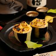 白味噌をベースとしたオリジナルレシピの田楽。茄子に施された縞模様も美しい、オシャレな一品。お酒のお供はもちろん、ご飯も欲しくなる味付け。地元の食材を多く取り入れた日替わりメニューの一つです。