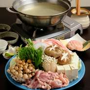 徳島で魚介を使った水炊きが主流な中、鶏肉をたっぷりと使った珍しいスタイルで楽しめる水炊き。
