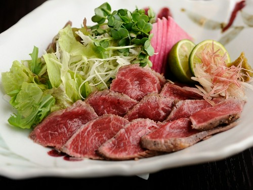 新鮮なお肉をさっぱりと味わえる『阿波牛たたき』