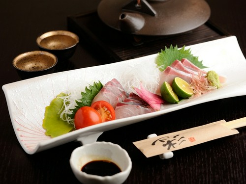 おしょう油だけでなく、かぼすで味わうお刺身も斬新