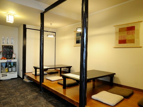 4名用のテーブルがある小上がりでは宴会も可能