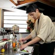 料理は一つ一つの所作を丁寧に、そして何よりも大切な真心を込めてお作りしています。美味しいと喜んでいただく、その笑顔こそが何にも代えがたいご褒美。くつろいでいただける温かい雰囲気でお出迎えします。