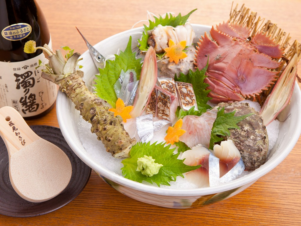 日替わりの鮮魚が7種！ 豪華な一皿『刺身盛り合わせ』