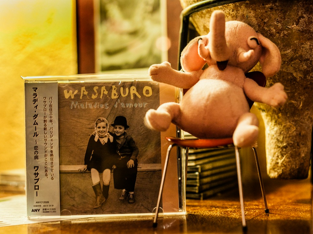 店の空気をつくるシャンソンの調べが、店名の由来に