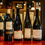 ワインバー【シノワ】の系列店ということも有り、フランス産を中心に常時200種類をこえるワインが揃うのも人気の理由。さらにグラスワインも常時赤白6種類ずつが揃うので、軽く1～2杯飲みたいときにも重宝します。