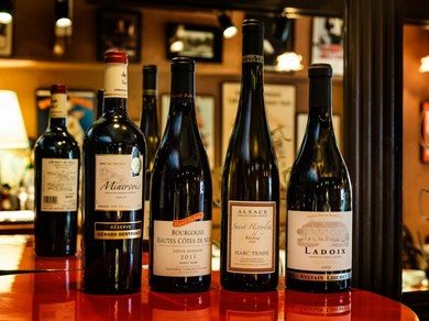 ワインラヴァーも納得の品揃えは、系列ワインバーのなせる技