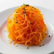 ビストロメニューの王道は、基本レシピに忠実。オレンジの皮を隠し味に1日寝かせてから提供します。