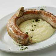 豚のもも肉をベースにのどや耳、豚足もプラス。ゼラチン質と小気味良い食感をプラスします。