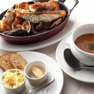 魚介の旨味を抽出する『ブイヤベース』はスープと魚介を別の皿で提供。色々な味わい方で楽しんで。