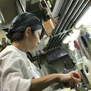 ひとつひとつの仕込みを丁寧に、自分の料理で笑顔になるお客様を想像しながらいつも調理しています。どうやったらちょっとしたサプライズをを加えられるかなと、いつも考えていますね。
