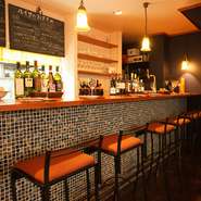 森下公園沿いに出ている看板に導かれて訪れる店内は、何度でも通いたくなるような、あたたかい雰囲気に満ちています。旬の素材を使ったお料理とお酒で、ホッとひと息…。そんな満ち足りた時間が持てるお店です。