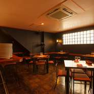 パン籠などの小物にまで、趣味のよいこだわりが感じられ、雰囲気のよさを引き立てています。そこでいただくシェフが腕を奮った豊富なメニューに、二重に女性の心をわしづかみ。デートや女子会にもオススメです。